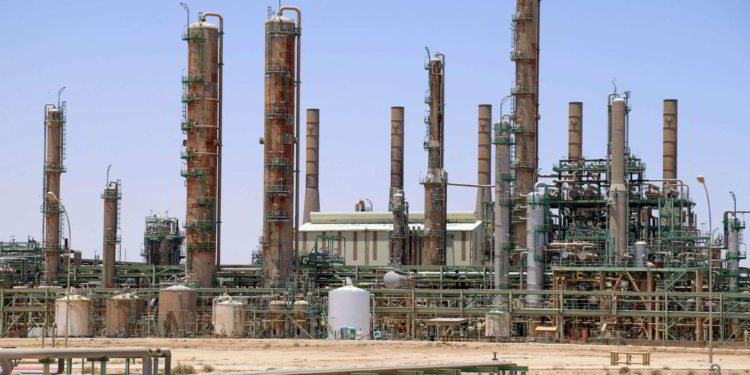 Ventas de petróleo de Libia cayeron un 36% en abril debido a la caída de la producción
