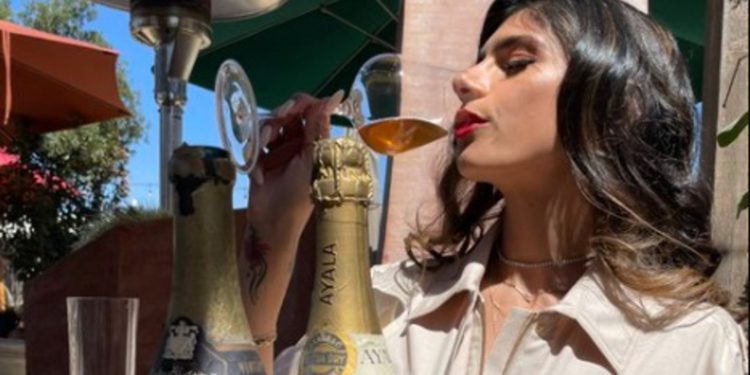 Mia Khalifa llama “apartheid” a Israel mientras bebe champán de la época nazi
