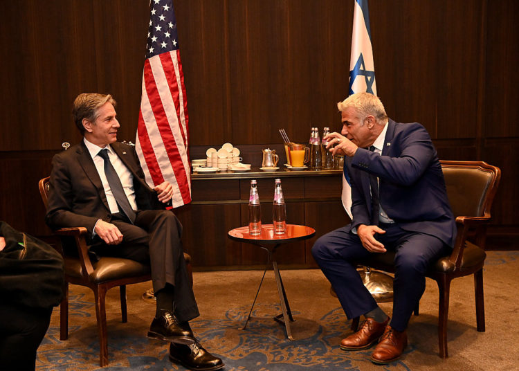 Lapid se reunirá con el secretario de Estado de EE.UU. y su homólogo de Bahréin en Roma