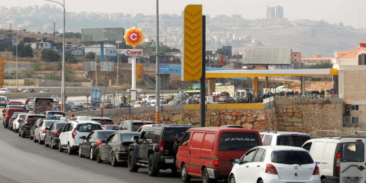 Líbano sube el precio del combustible en un intento de aliviar la escasez