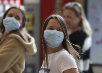 Israel evalúa reimponer el uso obligatorio de mascarillas en espacios cerrados