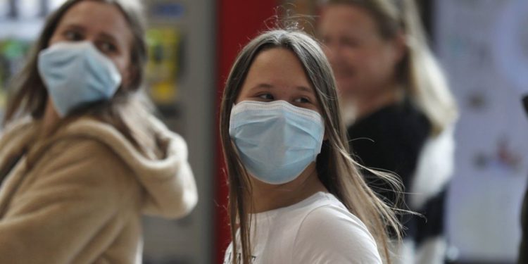 Israel evalúa reimponer el uso obligatorio de mascarillas en espacios cerrados