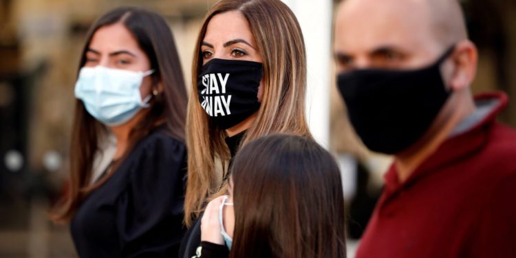Israel reestablece el uso obligatorio de mascarilla en interiores