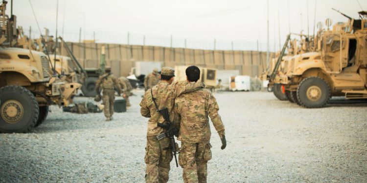 EE.UU. evacuará a los intérpretes afganos antes de completar la retirada militar