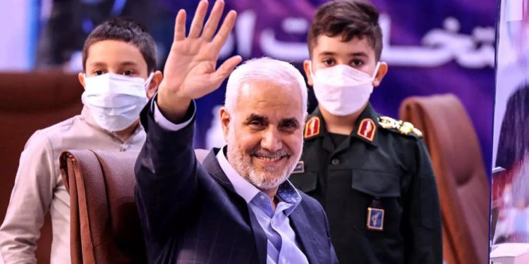Dos candidatos de bajo perfil abandonan la carrera presidencial en Irán