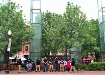 Grupo neonazi se manifiesta frente a memorial del Holocausto de Boston