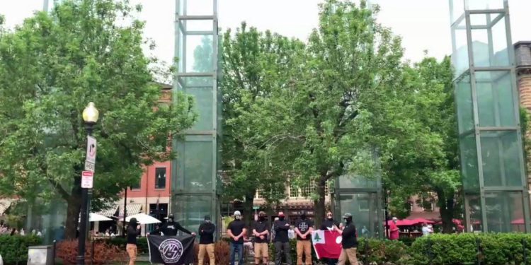 Grupo neonazi se manifiesta frente a memorial del Holocausto de Boston