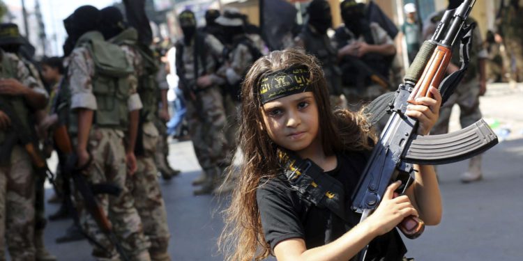ONG israelí insta a UNICEF a investigar a Hamás por utilizar niños soldados