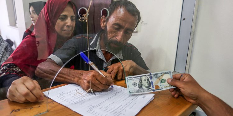 Los bancos de la Autoridad Palestina retrasan la transferencia de fondos de Qatar a Gaza