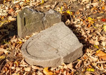 Lápidas destrozadas en cementerios judíos de Ucrania y Rumanía