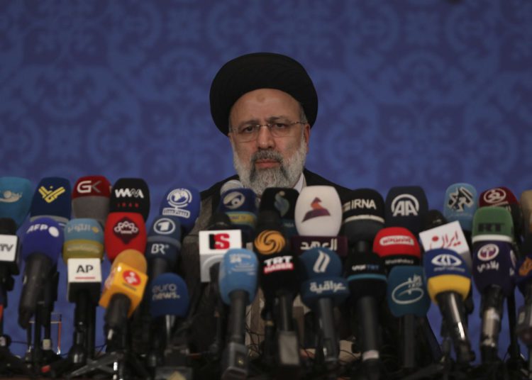 La toma de posesión de Raisi revela divisiones en el gobierno de Irán