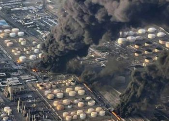 Incendio masivo en refinería de petróleo cerca de Teherán