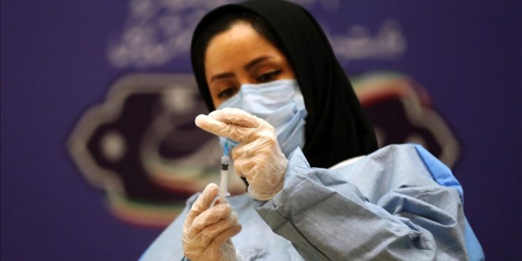 El COVID supera el lento esfuerzo de vacunación de Irán
