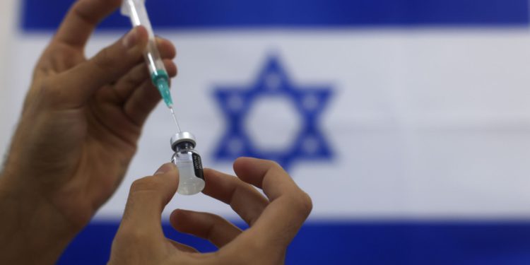 Estudio israelí revela una caída significativa en la protección de las vacunas contra el COVID