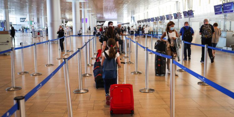 Israelíes que viajen al extranjero deben declarar que no irán a países de alto riesgo de COVID