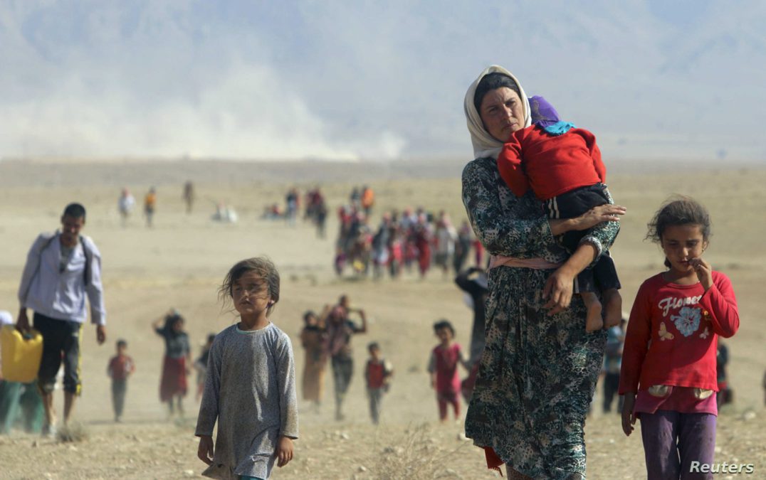 Víctimas yazidíes del Estado Islámico en Irak huyen de los bombardeos turcos