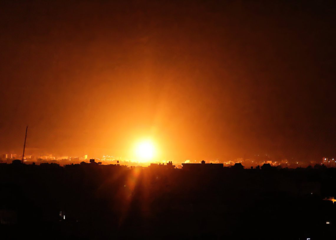En respuesta al lanzamiento de globos incendiarios: La Fuerza Aérea de Israel atacó a Hamás en la Franja de Gaza