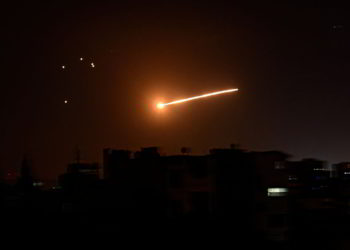 Un monitor afirma que los misiles israelíes en el norte de Siria mataron a 5 combatientes del régimen