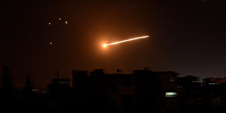 Un monitor afirma que los misiles israelíes en el norte de Siria mataron a 5 combatientes del régimen