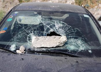 Árabes atacan vehículos judíos y a la policía en Jerusalén