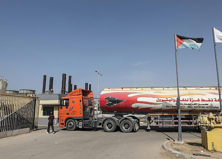 Israel comenzará a permitir la entrada a Gaza de combustible financiado por Qatar