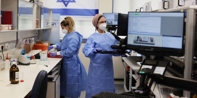 Estudio israelí revela una caída significativa en la protección de las vacunas contra el COVID