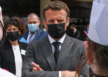 Abofetean al presidente Emmanuel Macron de Francia en la cara