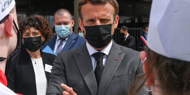 Abofetean al presidente Emmanuel Macron de Francia en la cara