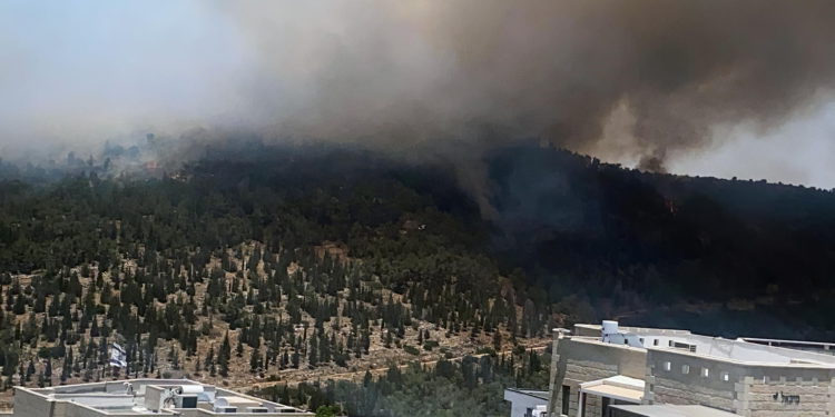 Gran incendio en colinas de Jerusalén amenaza a las ciudades cercanas