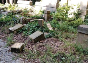 Varios niños de Polonia derribaron 63 lápidas de tumbas judías