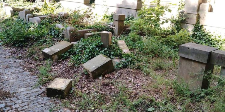Varios niños de Polonia derribaron 63 lápidas de tumbas judías