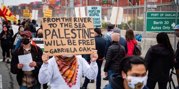 Manifestantes anti-Israel celebran bloqueo del barco Zim en Oakland