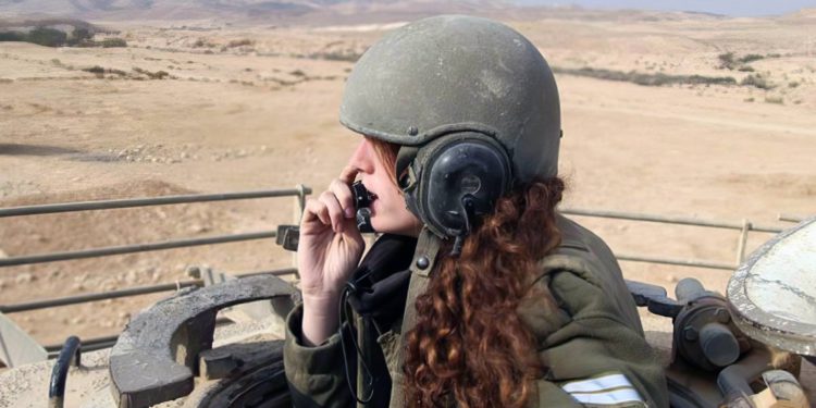 La primera tripulación femenina de tanques de las FDI se desplegará en la frontera con Egipto