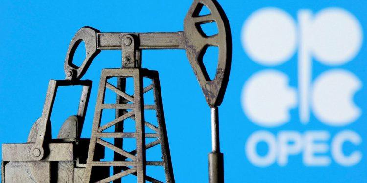 El petróleo sufre un doble golpe en la semana más débil desde marzo