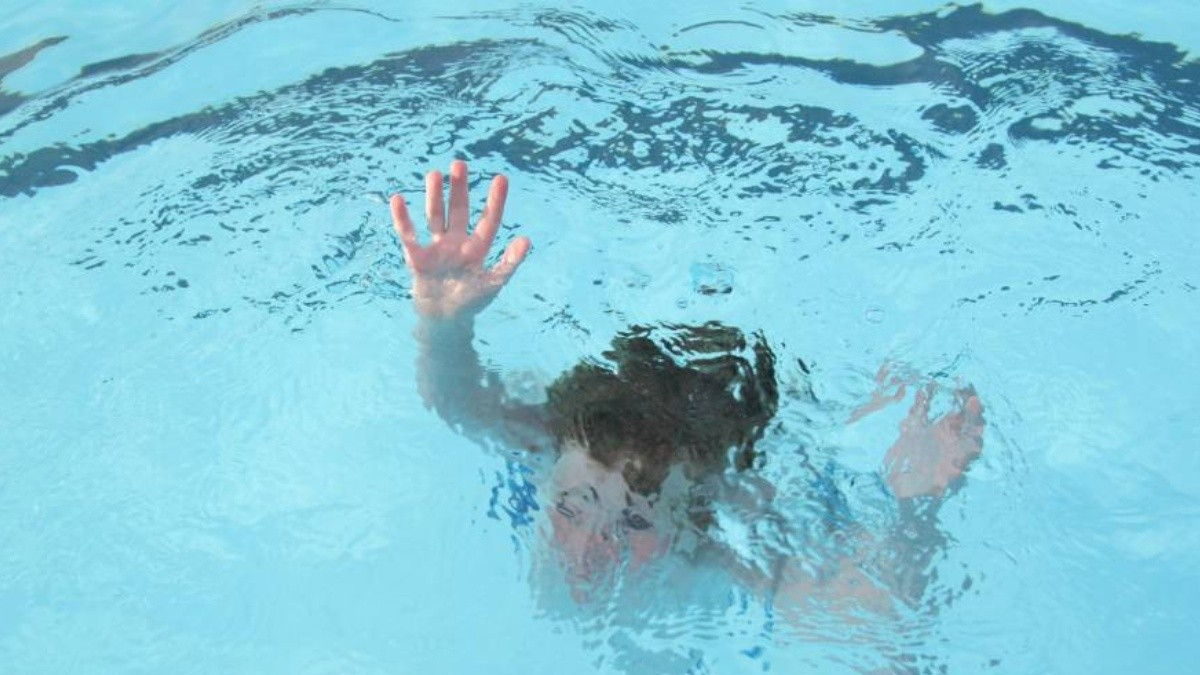 Niñas árabes intentan ahogar a niña judía en una piscina