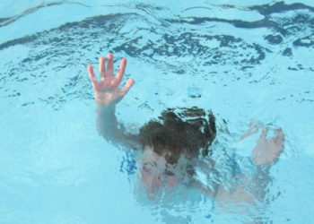 Niñas árabes intentan ahogar a niña judía en una piscina
