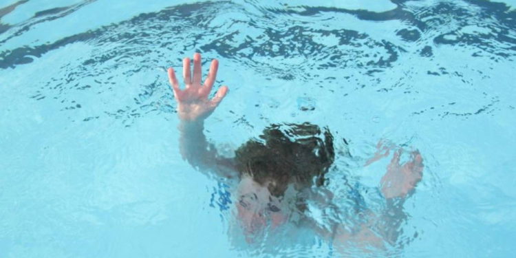 Niñas árabes intentan ahogar a niña judía en una piscina