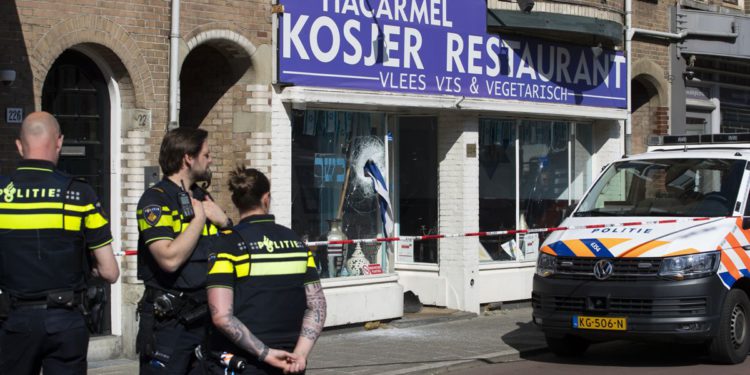 Fiscalía alega “intención terrorista” en ataque a restaurante kosher en Holanda