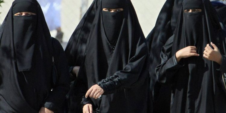 Arabia Saudita permite a las mujeres vivir de forma independiente