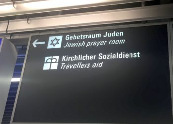 Arca de la Torá en aeropuerto de Frankfurt vandalizada con esvástica