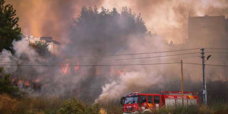 El fuego arde fuera de control cerca de Beitar Illit