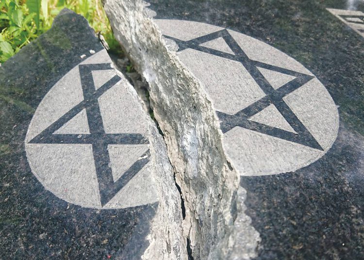 67 lápidas dañadas en un cementerio judío de Polonia