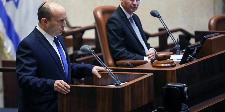 Bennett agradece a Netanyahu en su discurso en la Knessett