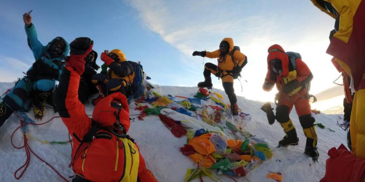 Músico judío Mike Posner sube al Monte Everest