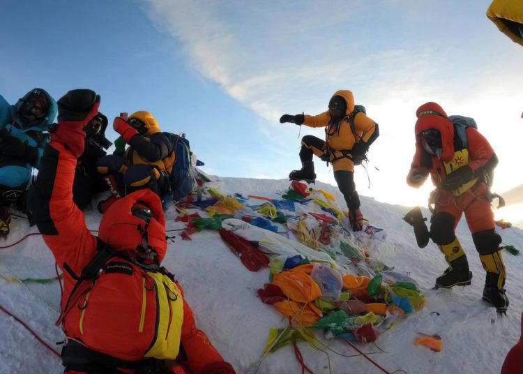 Músico judío Mike Posner sube al Monte Everest