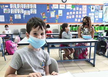 Informe: El uso de mascarilla en escuelas seguirá vigente