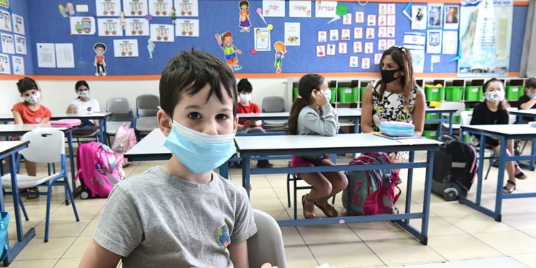 Informe: El uso de mascarilla en escuelas seguirá vigente