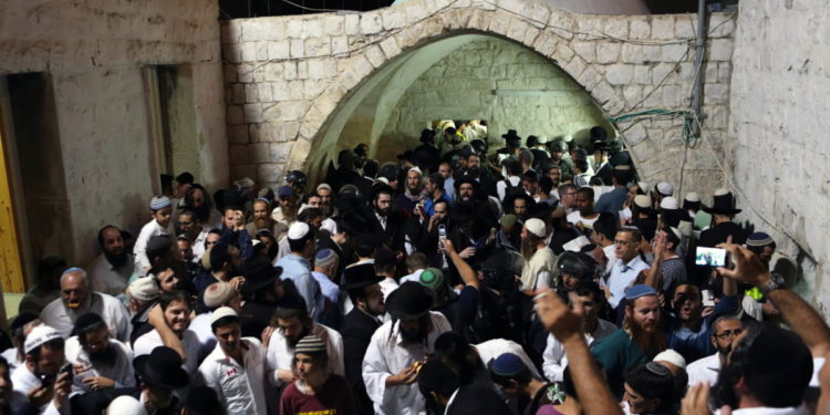 Más de 3.000 personas visitan la tumba de José