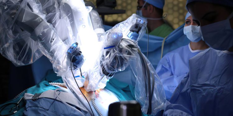 Procedimiento robótico israelí salva capacidad de paciente con cáncer para dar a luz