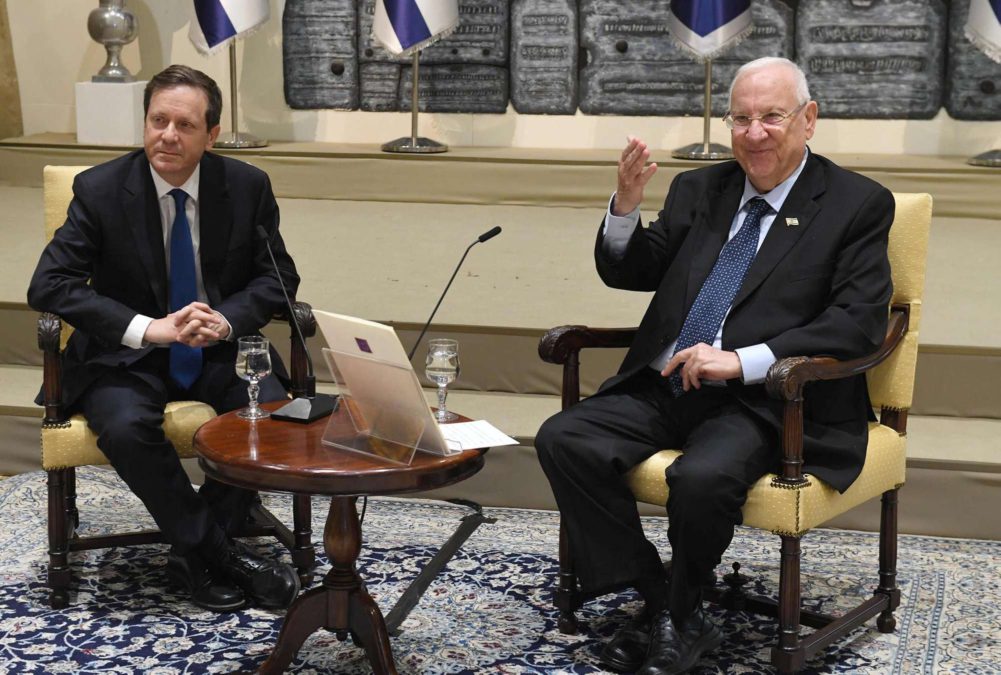 El presidente Rivlin de Israel felicita a su sucesor Isaac Herzog